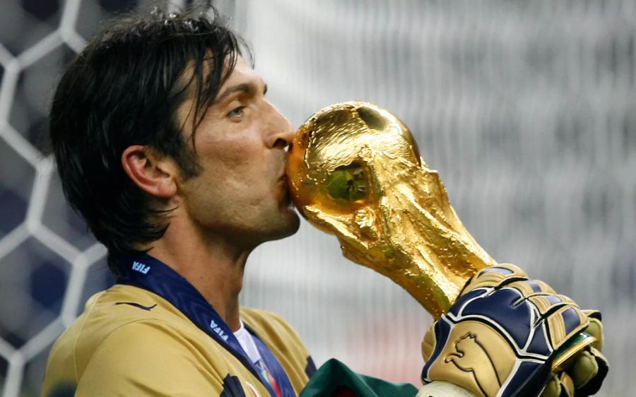 Buffon küsst den WM-Pokal.