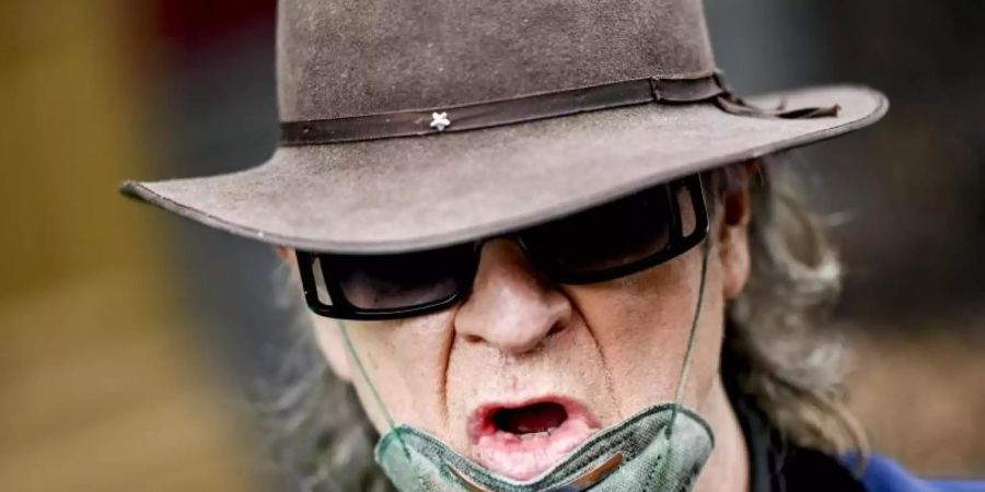 Udo Lindenberg mit Hut, Brille und Maske (2020). Foto: Axel Heimken/dpa