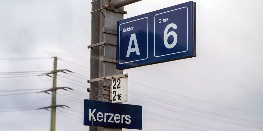 Das Gleis 6 am Bahnhof Kerzers mit Strommast im Hintergrund.