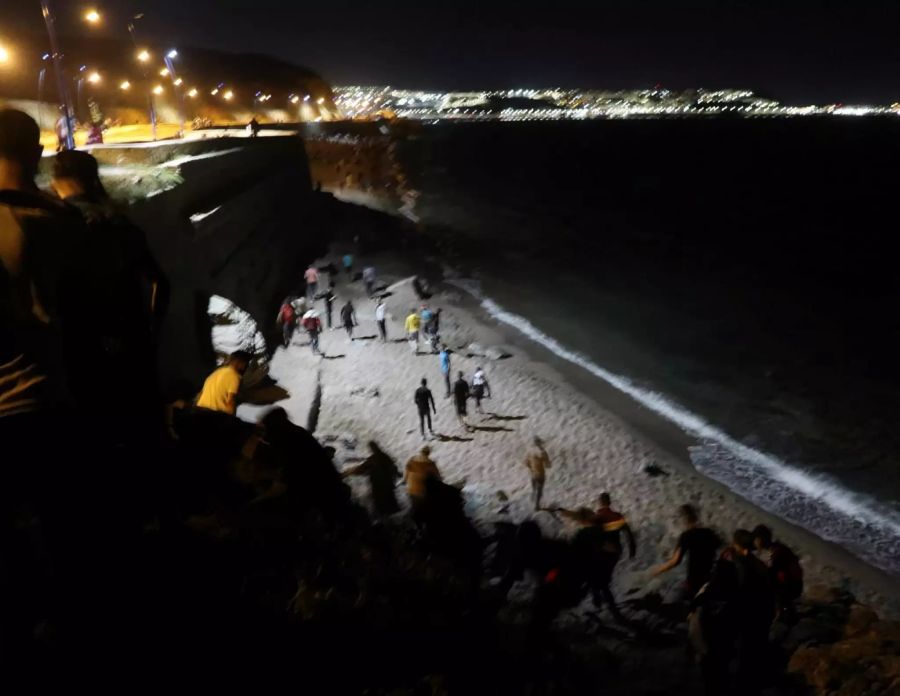 Mindestens 5000 Migranten schwammen am Montag durch das Mittelmeer oder liefen bei Ebbe am Strand entlang von Marokko zur spanischen Nordafrika-Exklave Ceuta.