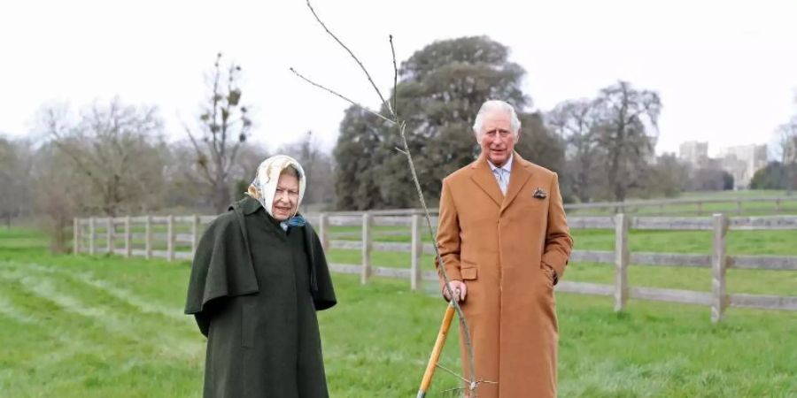 Königin Elizabeth und ihr Sohn Prinz Charles pflanzten auf dem Gelände von Schloss Windsor den ersten Jubiläumsbaum ein. Foto: Chris Jackson/PA Media/dpa