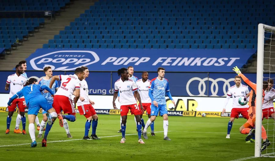 Jae-sung Lee (l.) köpft sein Team kurz nach Anpfiff in Führung.