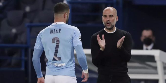 Pep Guardiola, Trainer von Manchester City, applaudiert im Spiel gegen Paris Saint-Germain in der Champions League. Pep Guardiola Manchester City