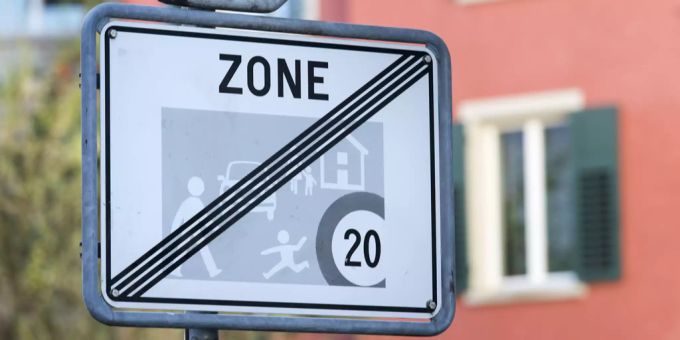 Eine Verkehrstafel zeigt das Ende einer Begegnungszone an.