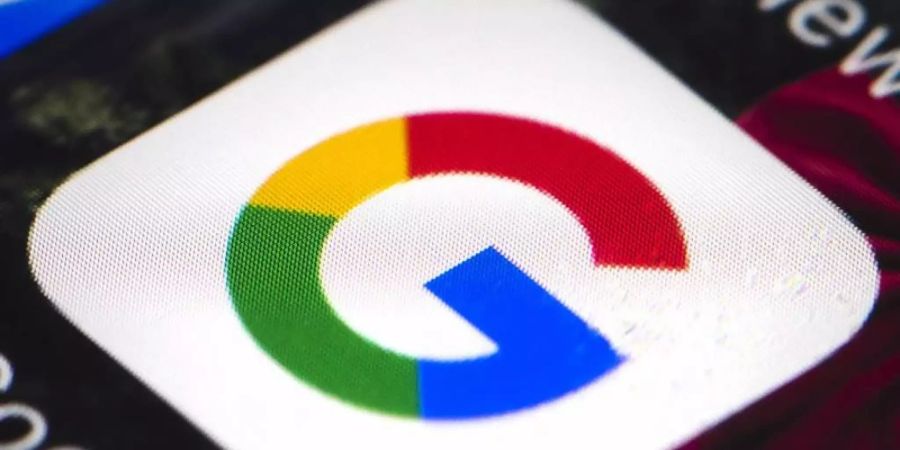 Das Google-Logo auf einem Smartphone. Foto: Matt Rourke/dpa