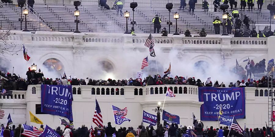 ARCHIV - Mehr als sechs Wochen nach der Erstürmung des US-Kapitols durch Anhänger von Ex-Präsident Trump hat das Justizministerium Anklage gegen sechs weitere Verdächtige erhoben. Foto: John Minchillo/AP/dpa