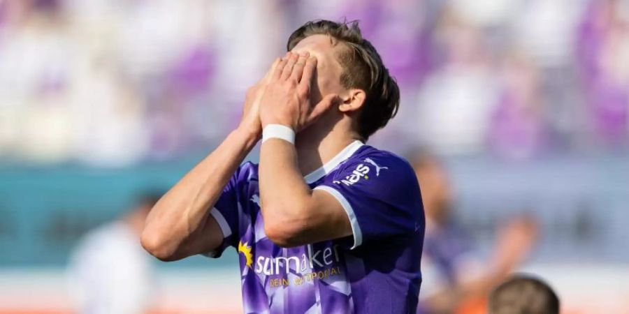 Osnabrücks Sebastian Müller schlägt die Hände vor sein Gesicht. Foto: Guido Kirchner/dpa