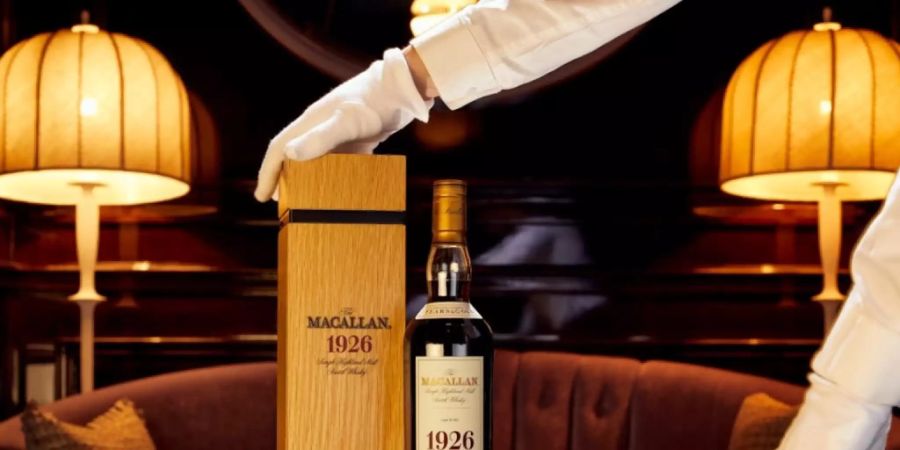 HANDOUT - Eine Flasche des 60 Jahre alten «The Macallan 1926 Fine and Rare». Foto: Peter Dibdin/Whisky Auctioneer/dpa - ACHTUNG: Nur zur redaktionellen Verwendung im Zusammenhang mit einer Berichterstattung über diese Whiskey-Auktion und nur mit vollständiger Nennung des vorstehenden Credits