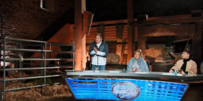 Die «DSDS»-Jury mitten im Kuhstall. DSDS Jury