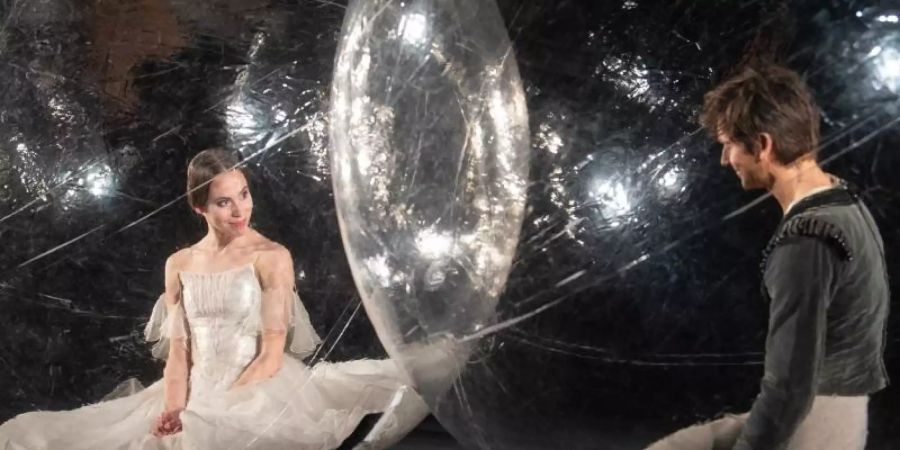Sie müssen Abstand halten: Elisa Badenes und Friedemann Vogel vom Stuttgarter Ballett. Foto: Sebastian Gollnow/dpa
