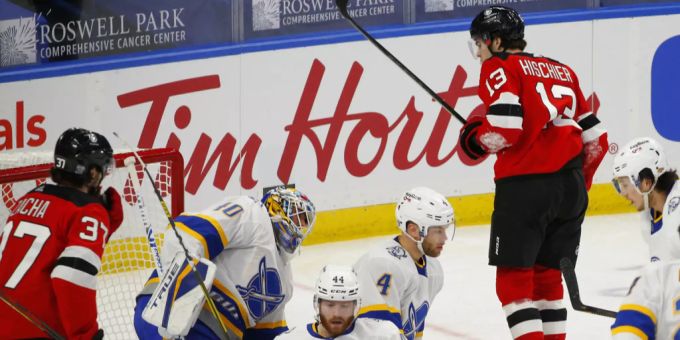 Nico Hischier (r) schaut, ob die Scheibe auch wirklich im Tor ist. Beim Sieg nach Overtime kommt der Walliser in der NHL zu seinem ersten Saisontreffer. nhl overtime sieg hischier