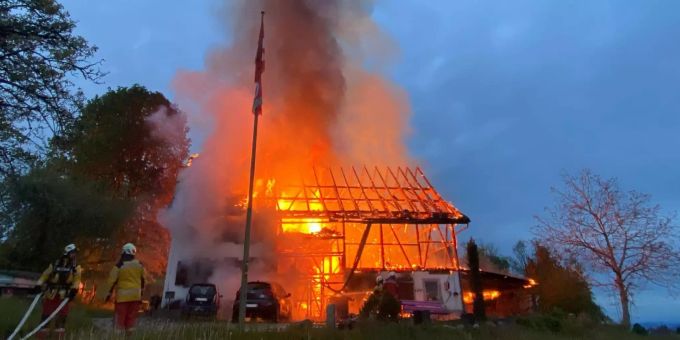 In Schönenberg ZH brannte ein Bauernhaus völlig aus. schönenberg