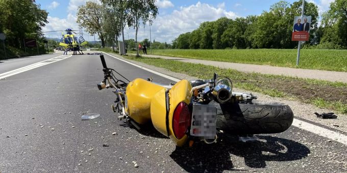 Am Motorrad entstand grosser Schaden. Unfall