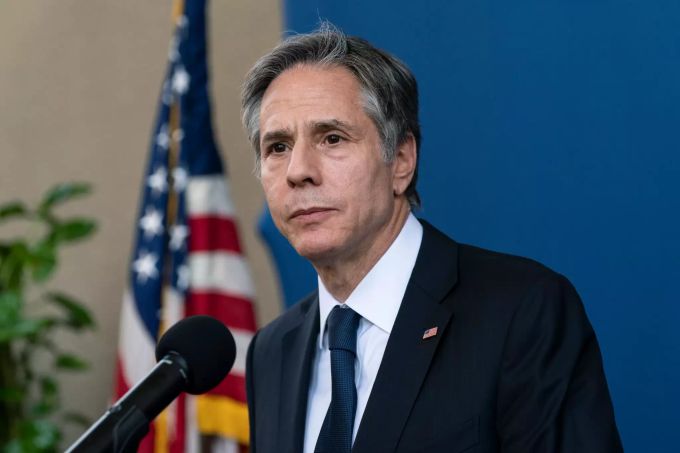 26.05.2021, Ägypten, Kairo: Antony Blinken, Aussenminister der USA, begrüsst die Mitarbeiter der US-Botschaft in Ägypten. US-Aussenminister Blinken in Ägypten