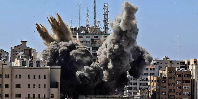 Eine Luftbombe trifft das Gebäude, in dem verschiedene internationale Medien untergebracht sind, darunter die Associated Press in Gaza-Stadt. Israel Palestinians Gulf Anger
