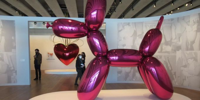 Die Jeff Koons-Ausstellung in Marseille im Mucem. Im Vordergrund «Balloon Dog» von Jeff Koons, im Hintergrund «Hanging Heart» von Jeff Koons. Frankreichs Museen öffnen wieder