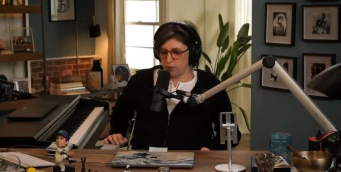 Mayim Bialik bei ihrem Podcast . Mayim Bialik