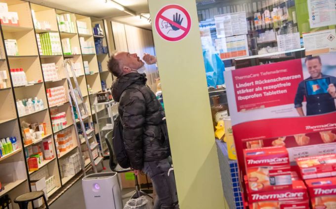 In der Schweiz dürfen sich neu auch Personen ohne Symptome gratis einem Schnelltest auf das Coronavirus unterziehen lassen. Schnelltest Coronavirus
