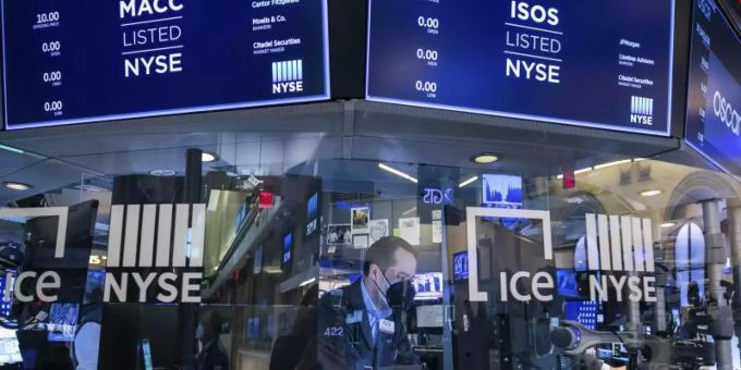 Ein Händler arbeitet auf dem Börsenparkett der Wall Street. Dow Jones