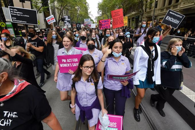 Tausende Menschen demonstrierten in den Strassen aller grösseren Städte. Women's march 4 justice