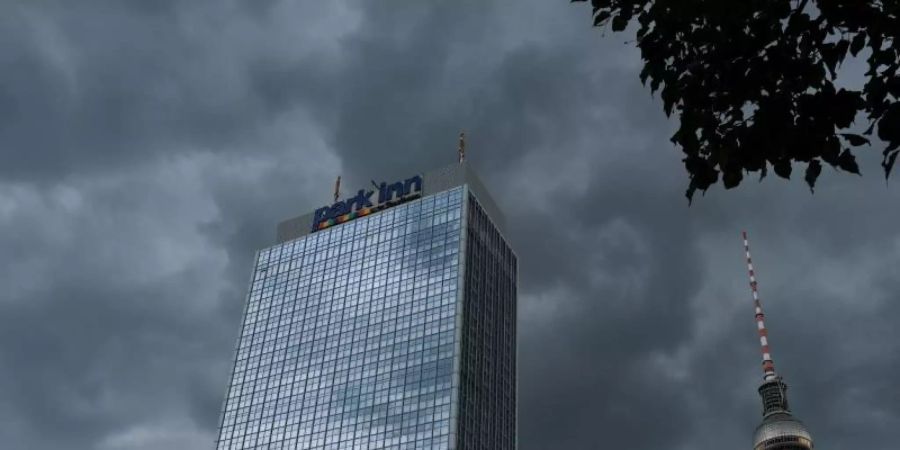 In über 120 Meter Höhe haben Feuerwehrleute einen Leuchtbuchstaben an der Fassade eines Hotels am Berliner Alexanderplatz vor dem Absturz bewahrt. Foto: Jens Kalaene/dpa-Zentralbild/dpa