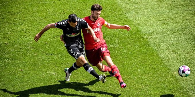 Der Kölner Jonas Hector (r.) im Duell mit Vincenzo Grifo (l.) vom SC Freiburg im Spiel in der Bundesliga. Bundesliga