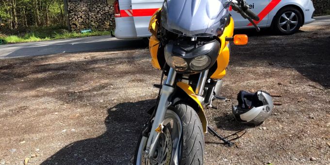 Beim Unfall wurde der Motorradfahrer verletzt. Unfall