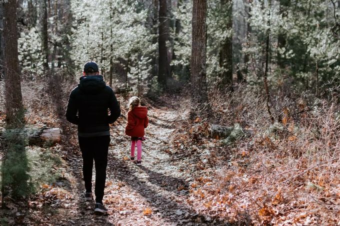 Ein leichter Spaziergang nach dem Essen hilft der Verdauung. Vater und Tochter spazieren