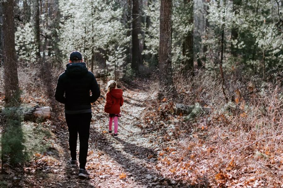 Vater und Tochter spazieren