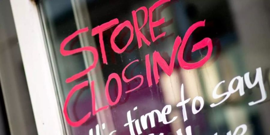 Die englische Aufschrift „Store Closing“ und der Zusatz „It’s time to say Goodbye“ steht auf dem Schaufenster eines geschlossenen Geschäfts in der Oldenburger Innenstadt. Foto: Hauke-Christian Dittrich/dpa