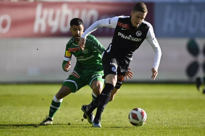 St. Gallens Victor Ruiz gegen YBs Michel Aebischer im Cup-Achtelfinal. YB FC St. Gallen