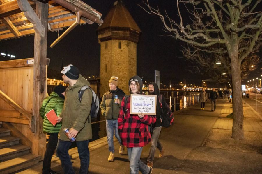 Die Demonstranten halten den Entzug der Praxisbewilligung des Arztes für Willkür.