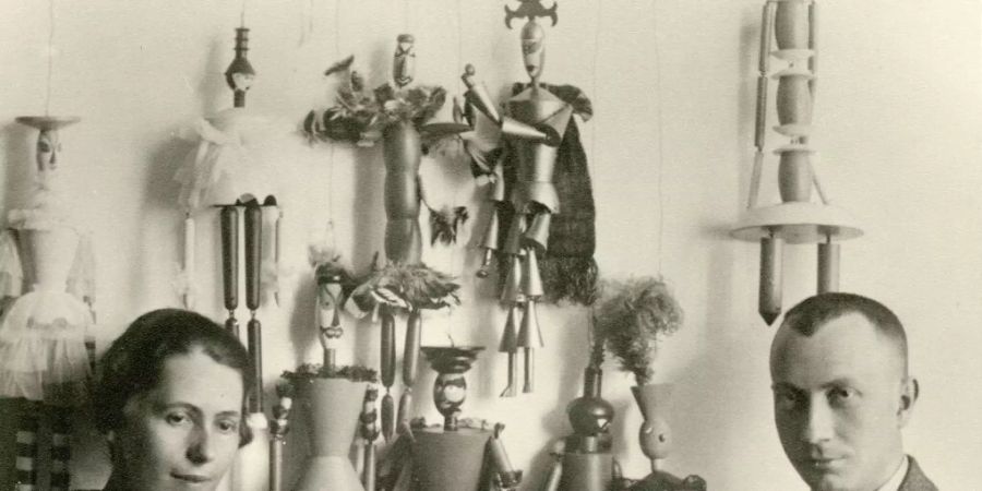 Sophie Taeuber-Arp und ihr Ehemann Hans Arp vor Taeuber-Arps Marionetten für das Stück «König Hirsch» im Jahr 1918 in Zürich.