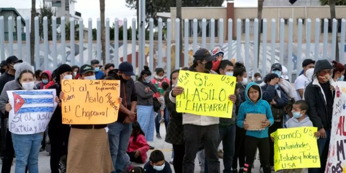 Demonstrierende Migranten am Grenzübergang San Ysidro Demonstrierende Migranten am Grenzübergang San Ysidro