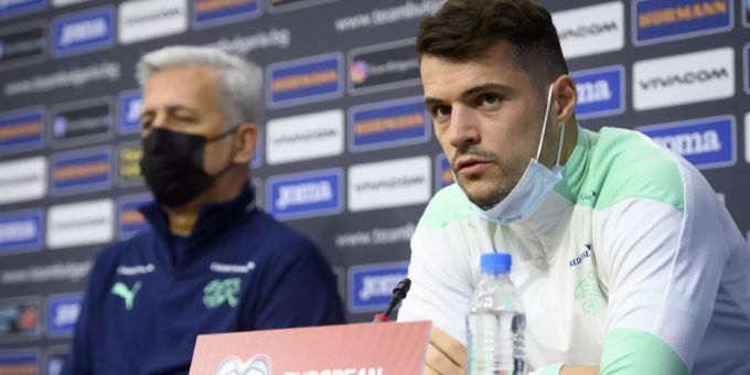 Vladimir Petkovic und Granit Xhaka an der Pressekonferenz vor dem Bulgarien-Spiel. Schweizer Nati