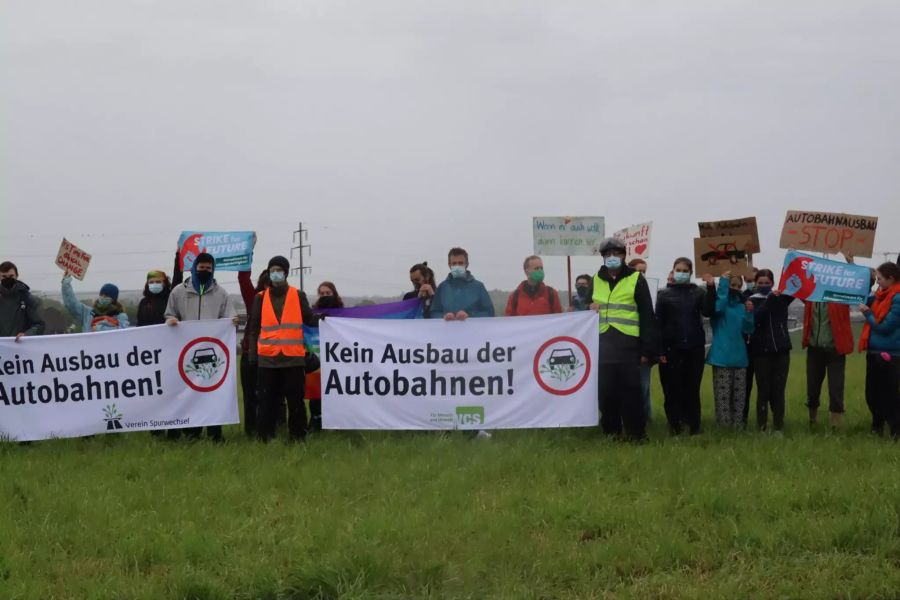 Benjamin Zumbühl (Mitte, mit blauer Jacke) und Markus Heinzer (rechts daneben) sind die Organisatoren des Streiks im Grauholz BE.