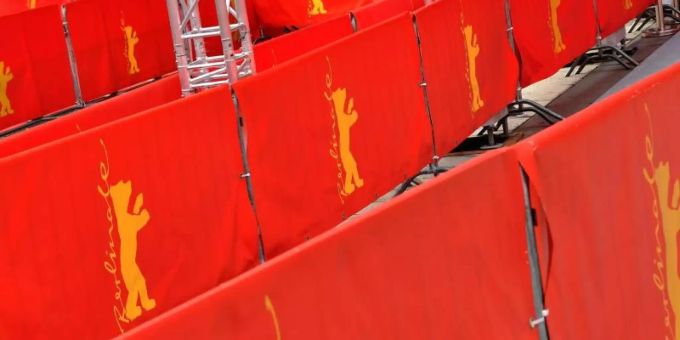 Das Logo der Berlinale ist auf Planen an Absperrgittern zu sehen. Foto: Paul Zinken/dpa Das Logo der Berlinale ist auf Planen an Absperrgittern zu sehen. Foto: Paul Zinken/dpa