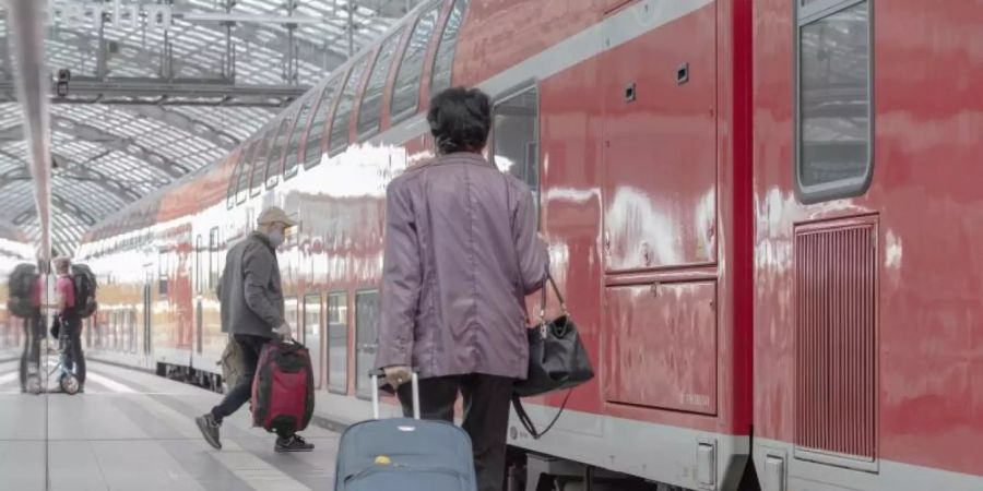 Über die Pfingsttage könnte es in den Fernzügen der Deutschen Bahn wieder voller werden. Foto: Paul Zinken/dpa-Zentralbild/dpa