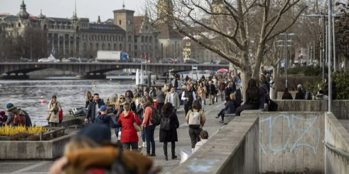 Ein gewohntes Bild bei schönem Wetter: Viele Menschen zieht es ans Zürcher Seebecken. Zürich Seebecken