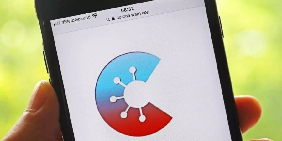 Die Corona-Warn-App zeigt jetzt auch Ergebnisse von Schnelltests an. Damit sollen Infektionsketten noch schneller unterbrochen werden. Foto: Oliver Berg/dpa