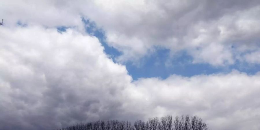 Sturmtief «Eugen» bringt Deutschland ab Dienstag Regen, Sturmböen, Schauer und Gewitter. Foto: Oliver Berg/dpa/Symbolbild