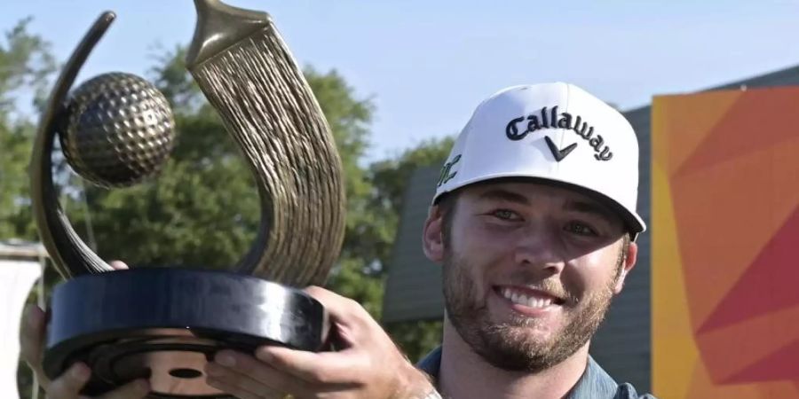 Freude: Sam Burns hält seine Trophäe. Foto: Phelan M. Ebenhack/AP/dpa