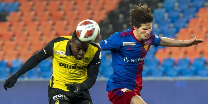 YB-Stürmer Nsame im Duell mit Timm Klose vom FC Basel. YB FC Basel