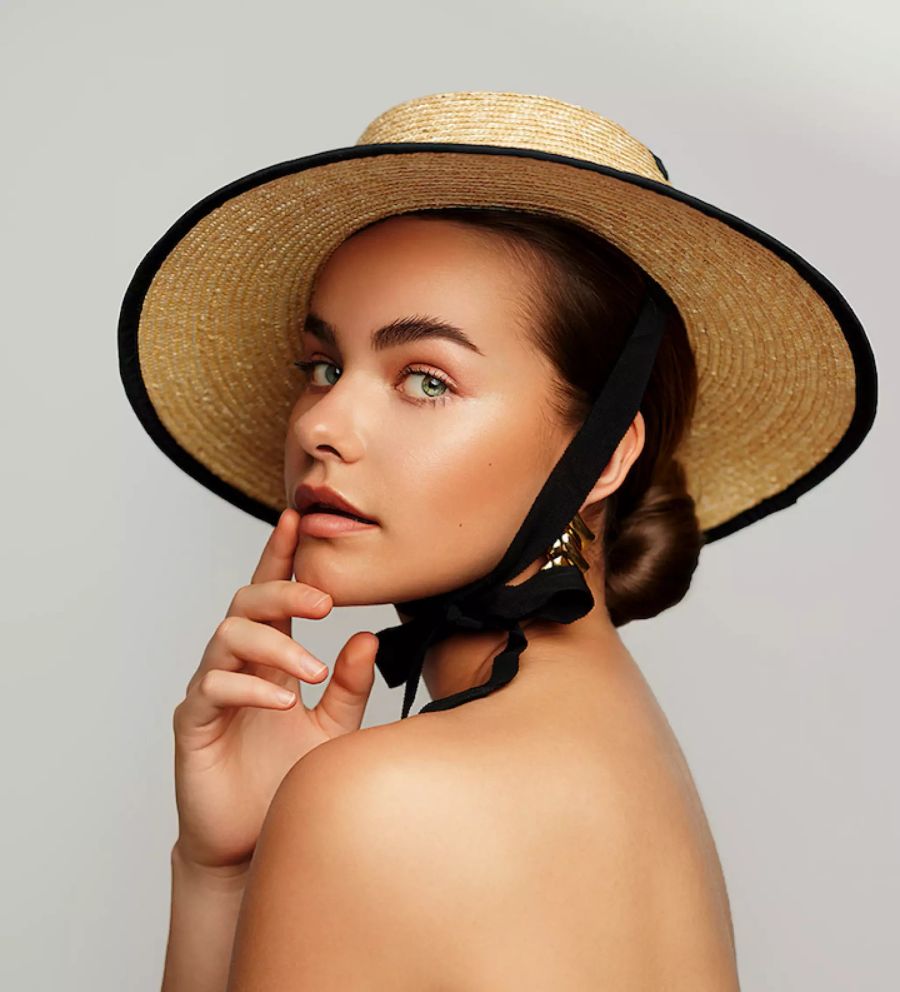 Model mit Hut