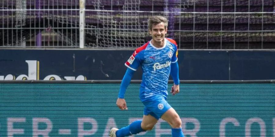Kiels Fin Bartels jubelt nach seinem Tor gegen den VfL Osnabrück. Foto: David Inderlied/dpa