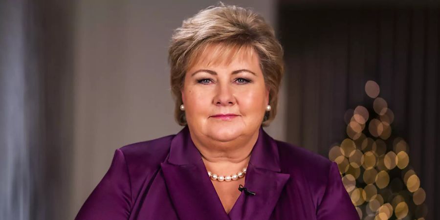 ARCHIV - Erna Solberg, Ministerpräsidentin von Norwegen, liest in der Silvesternacht in ihrem Büro des ihre über NRK übertragene Neujahrsansprache. Foto: Haakon Mosvold Larsen/NTB/dpa