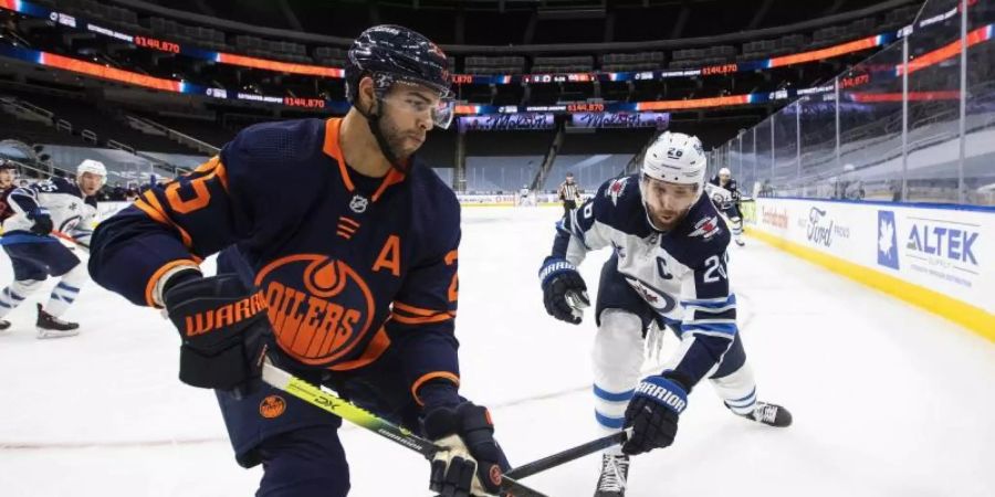 Darnell Nurse (l) von den Edmonton Oilers und Blake Wheeler von den Winnipeg Jets in Aktion. Foto: Jason Franson/The Canadian Press/AP/dpa