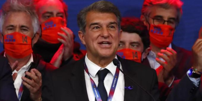 Joan Laporta (M) hat beim krisenerschütterten FC Barcelona wieder das Sagen. FC Barcelona Lione Messi