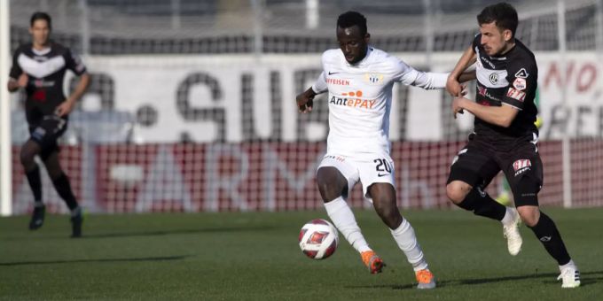 Ousmane Doumbia vom FCZ schirmt den Ball gegen Luganos Olivier Custodio ab. FCZ