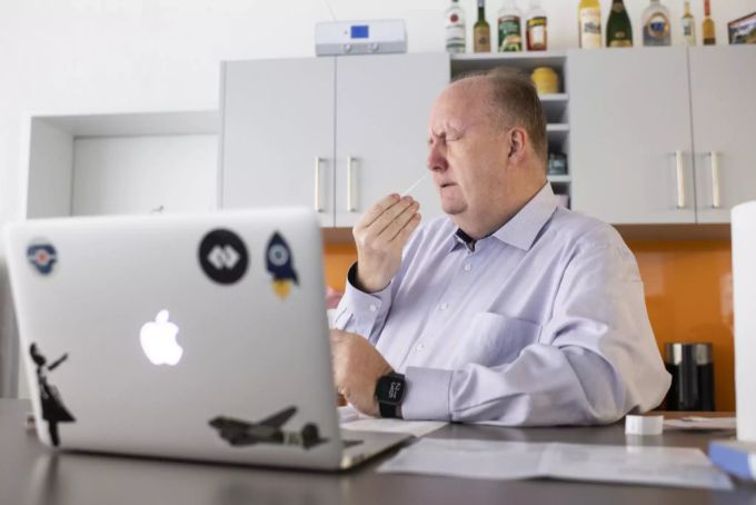 Roland Zeller, Mitbegründer und Verwaltungsratspräsident Viselio, testet sich mit einem Covid-19-Antigen-Schnelltest von Viselio, aufgenommen am Dienstag, 19. Januar 2021 in Zürich. Die Probeentnahme für den PCR-Selbsttest wird von einer medizinischen Fachperson per Video überwacht, das Resultat von einem Arzt validiert und der Getestete innert 15 Minuten über sein Ergebnis informiert. Selbsttest Coronavirus Antigen